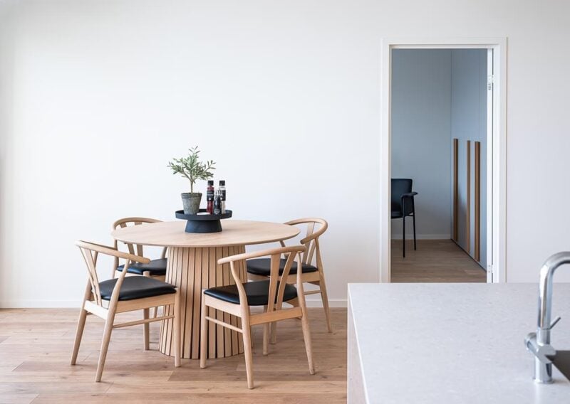 Frida borðstofustóll olíuborin eik leður svartur - Image 3